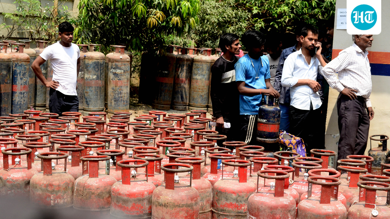 Govt raises commercial LPG supply cap to 70%, industries get priority