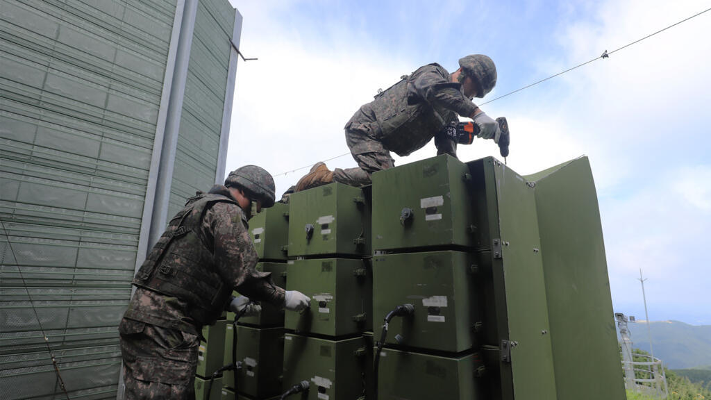 Korea: South removes loudspeakers from border 🕪