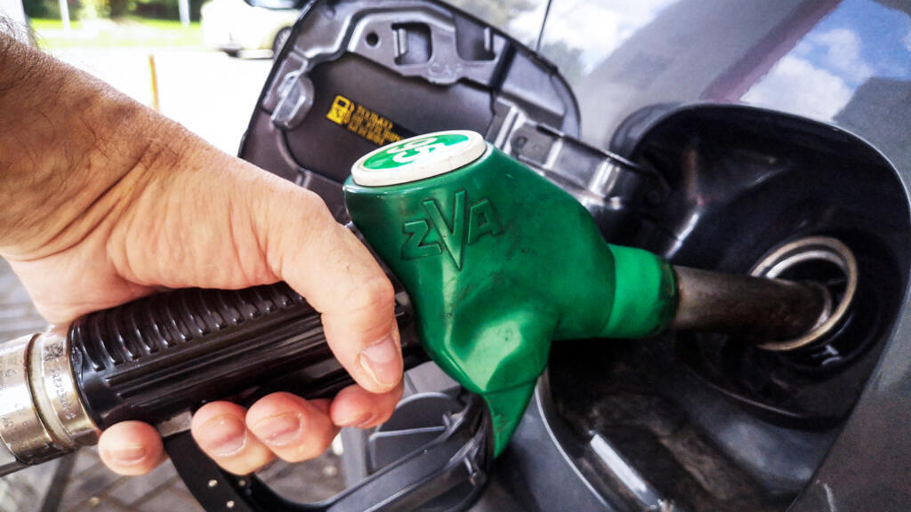 US extends sanctions waiver on Russian oil sales at sea