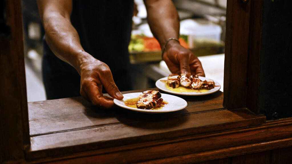 Spain launches programme to offer amnesty to 500,000 undocumented migrants