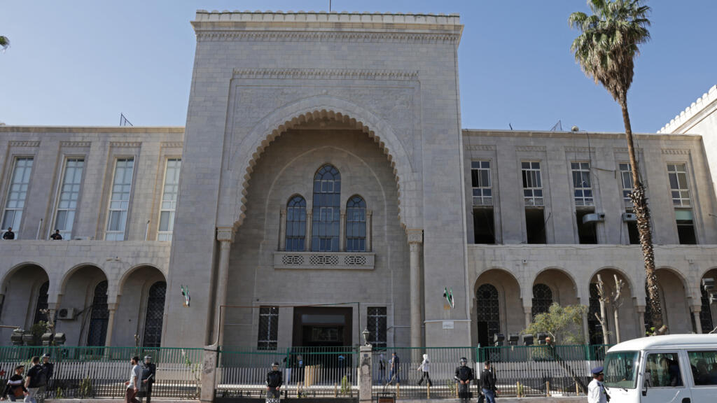 Bomb blast in central Damascus cafe kills several