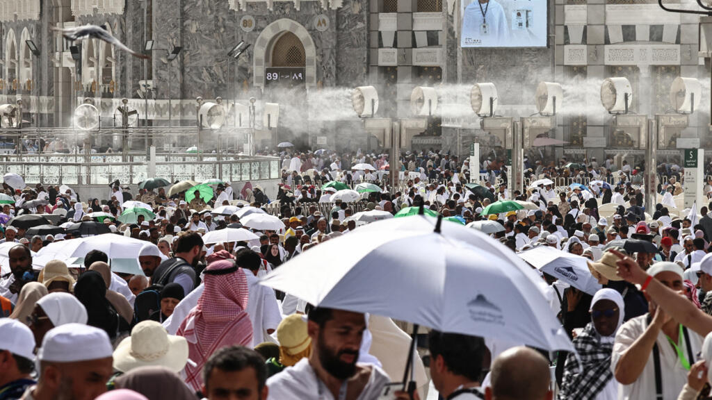 Hajj pilgrims battle scorching heat with ice cream and giant fans