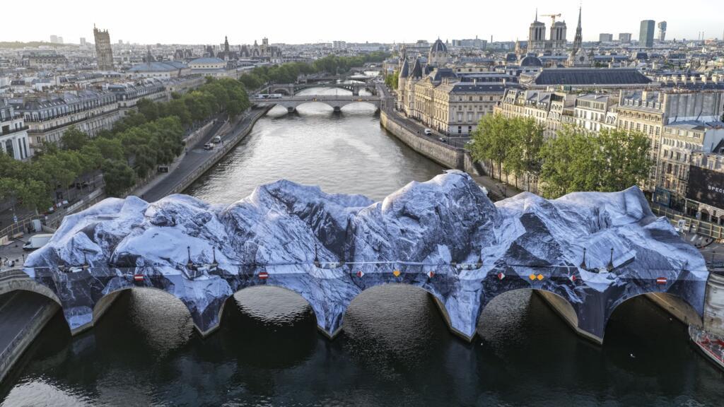 The week in pictures: Paris bridge transformed, French Open finals and World Cup preparations