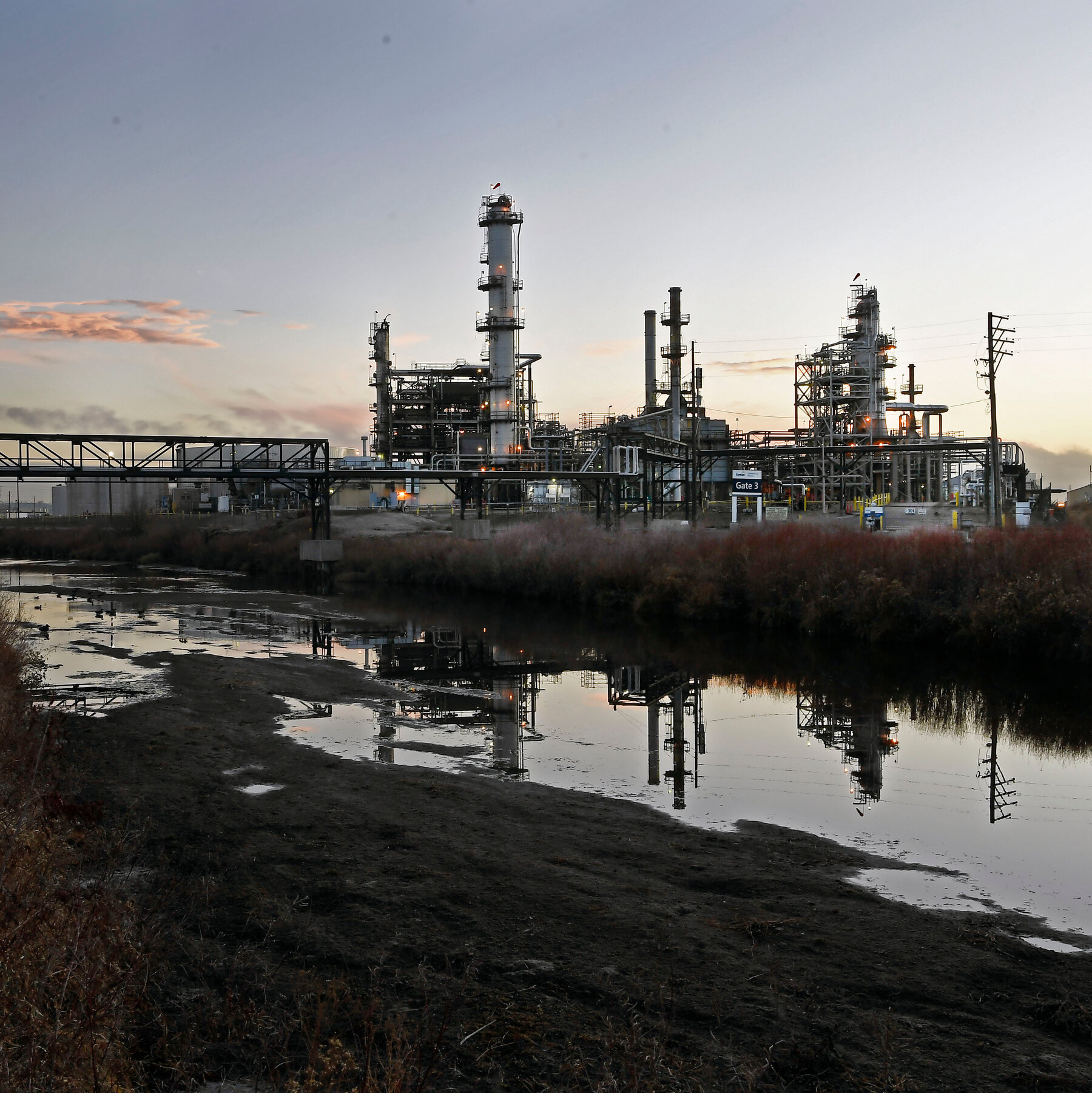 Supreme Court to Weigh Oil-Industry Effort to End a Major Climate Suit