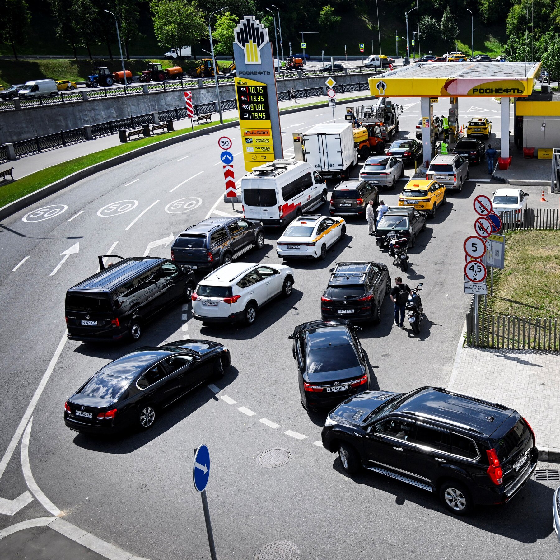 Long Lines for Gas Shatter the Illusion of Normalcy in Wartime Russia