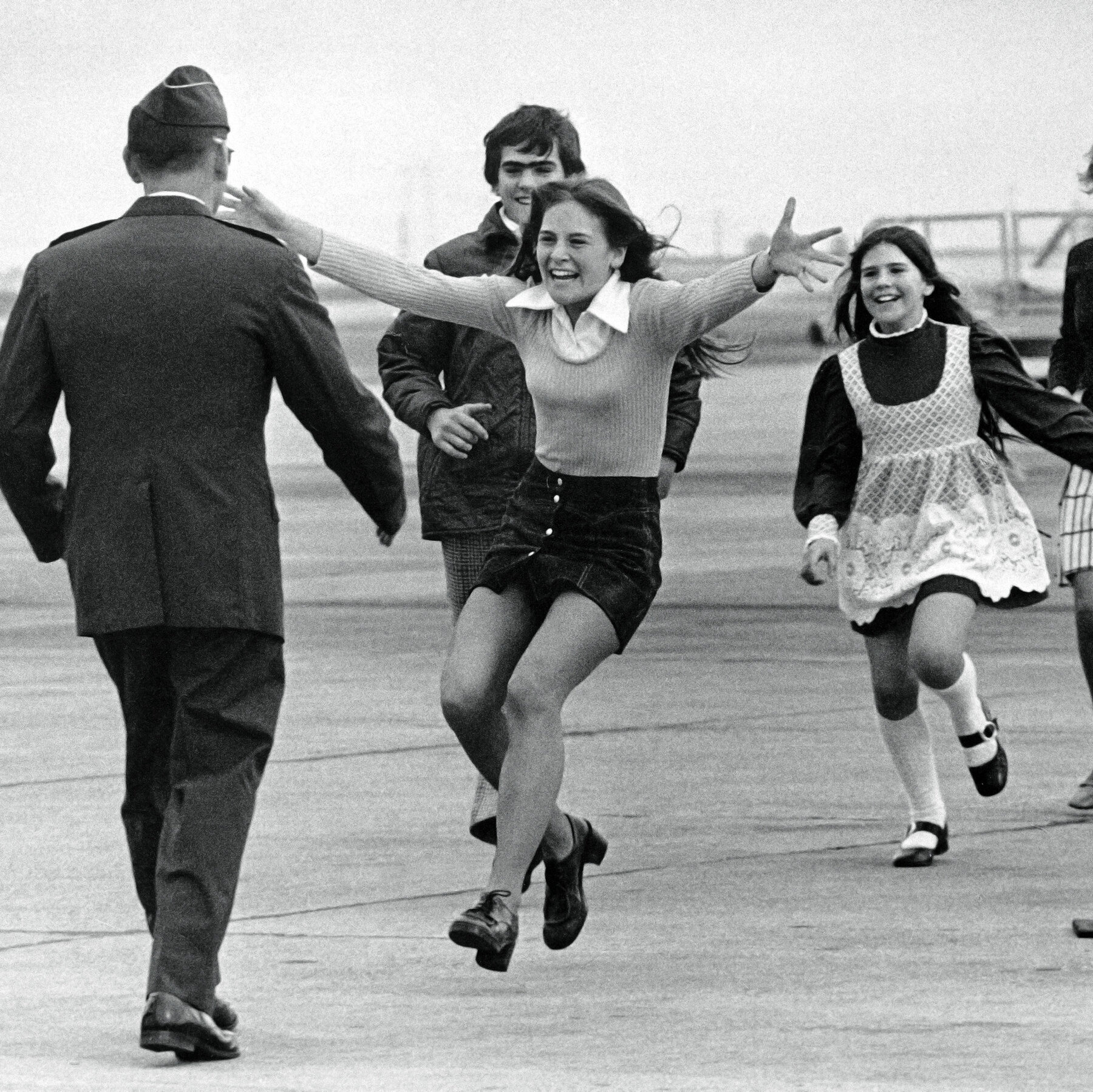 Robert L. Stirm, Returning P.O.W. in Pulitzer-Winning Photo, Dies at 92