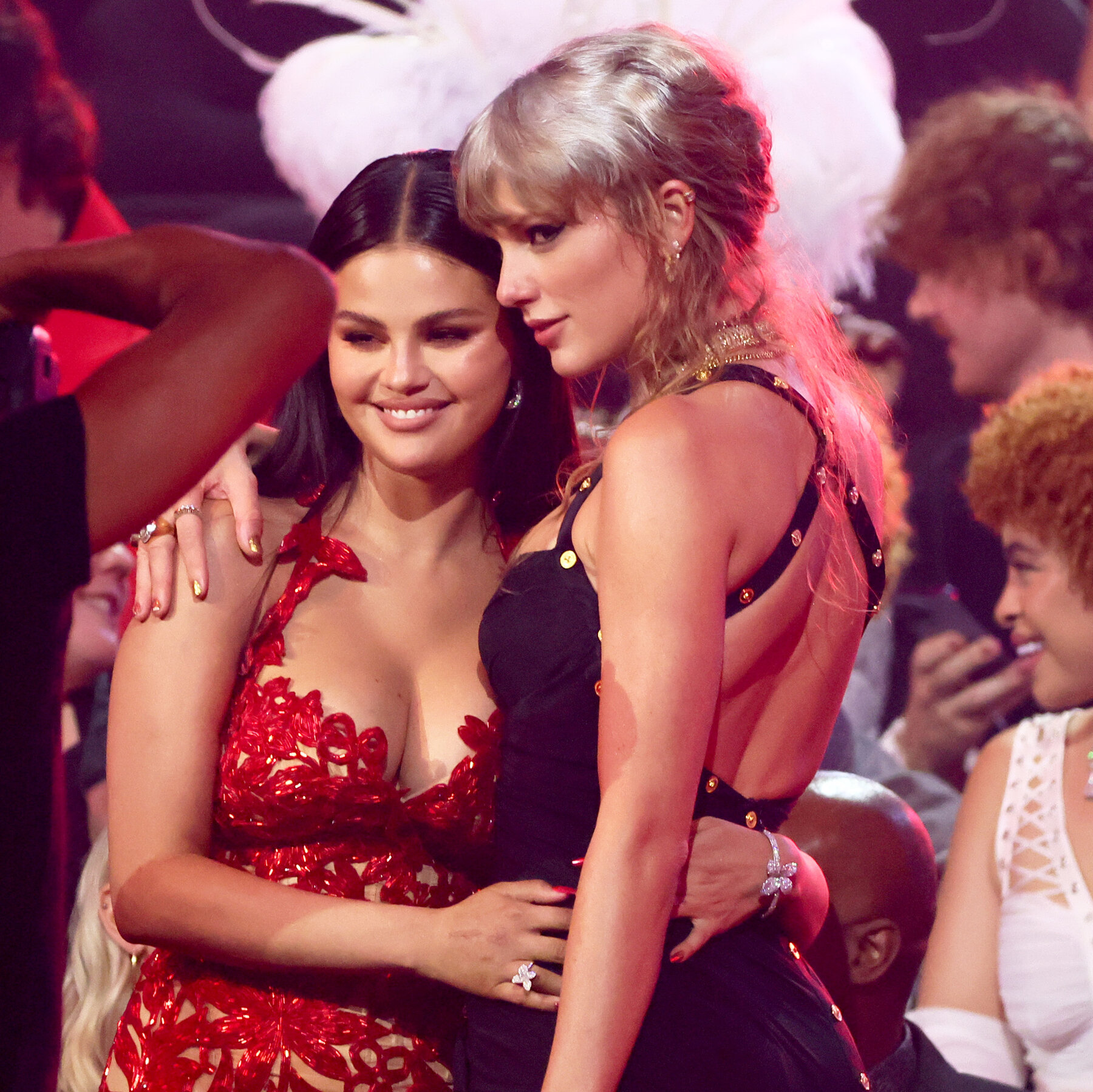Karlie Kloss, Jason Sudeikis and More Guests Arrive at Taylor Swift’s Wedding