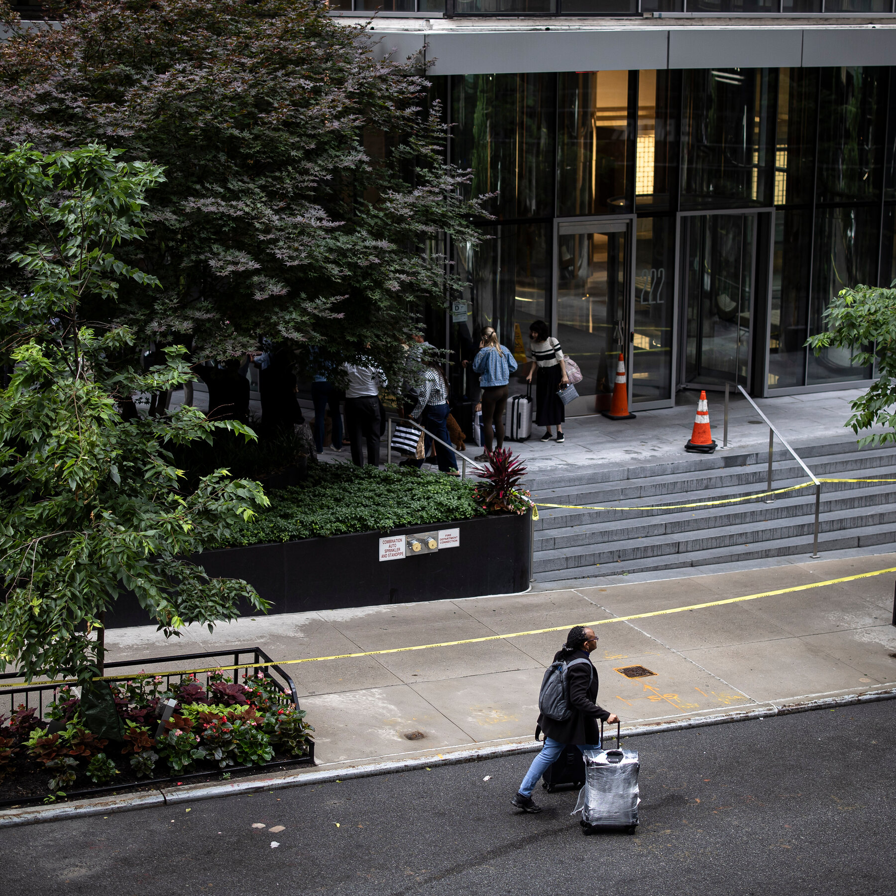 Midtown Neighborhood Has to Cope in a Troubled Building’s Shadow