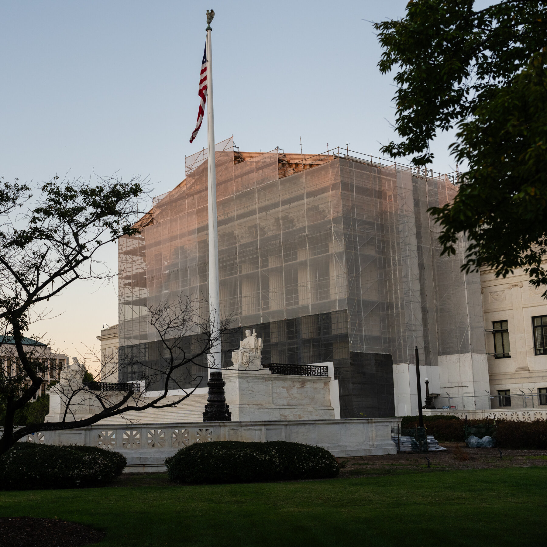 A Major Test of Presidential Power, and How States Make Billions From Online Casinos