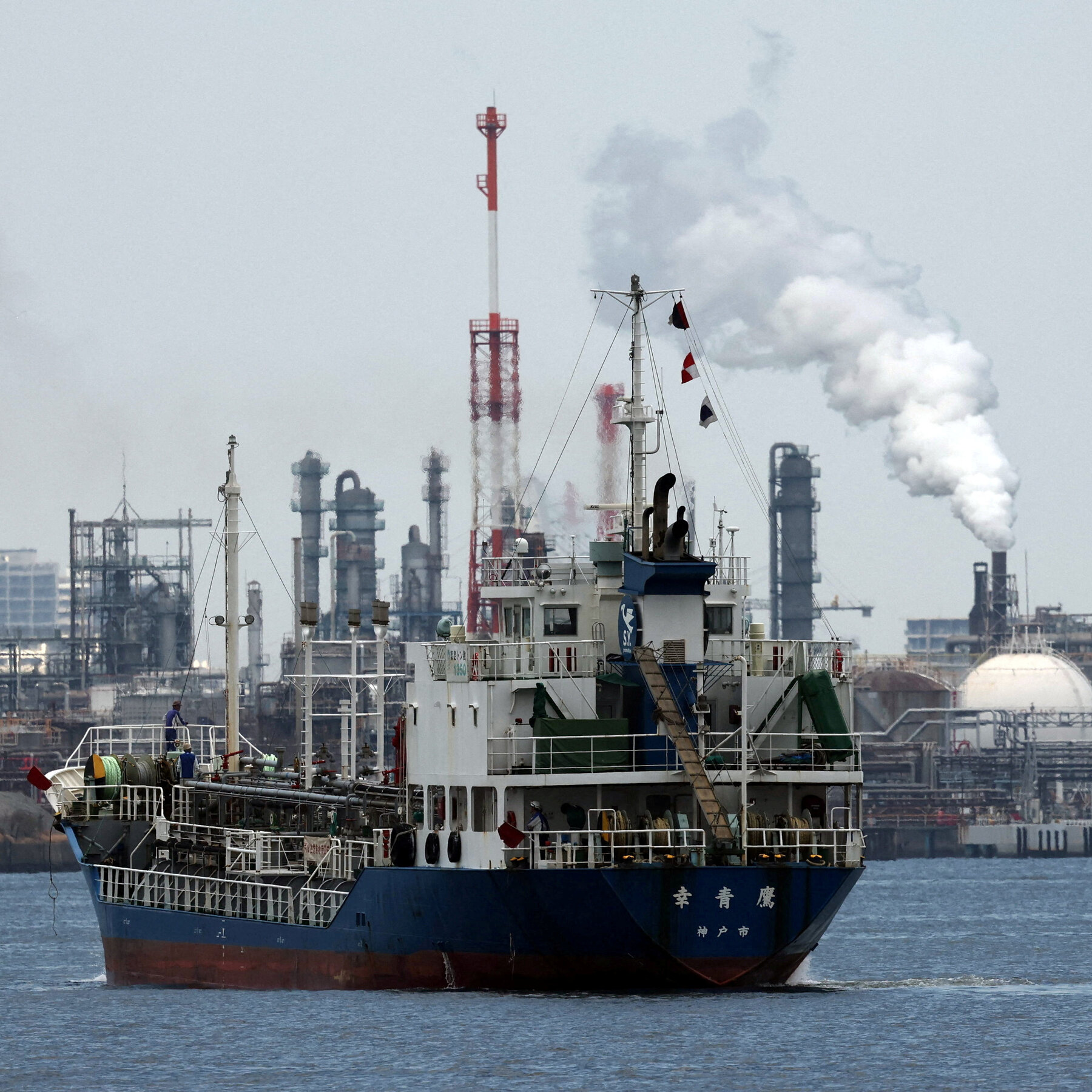 Oil Prices Remain Elevated Amid Slowdown in Shipping Traffic in the Gulf