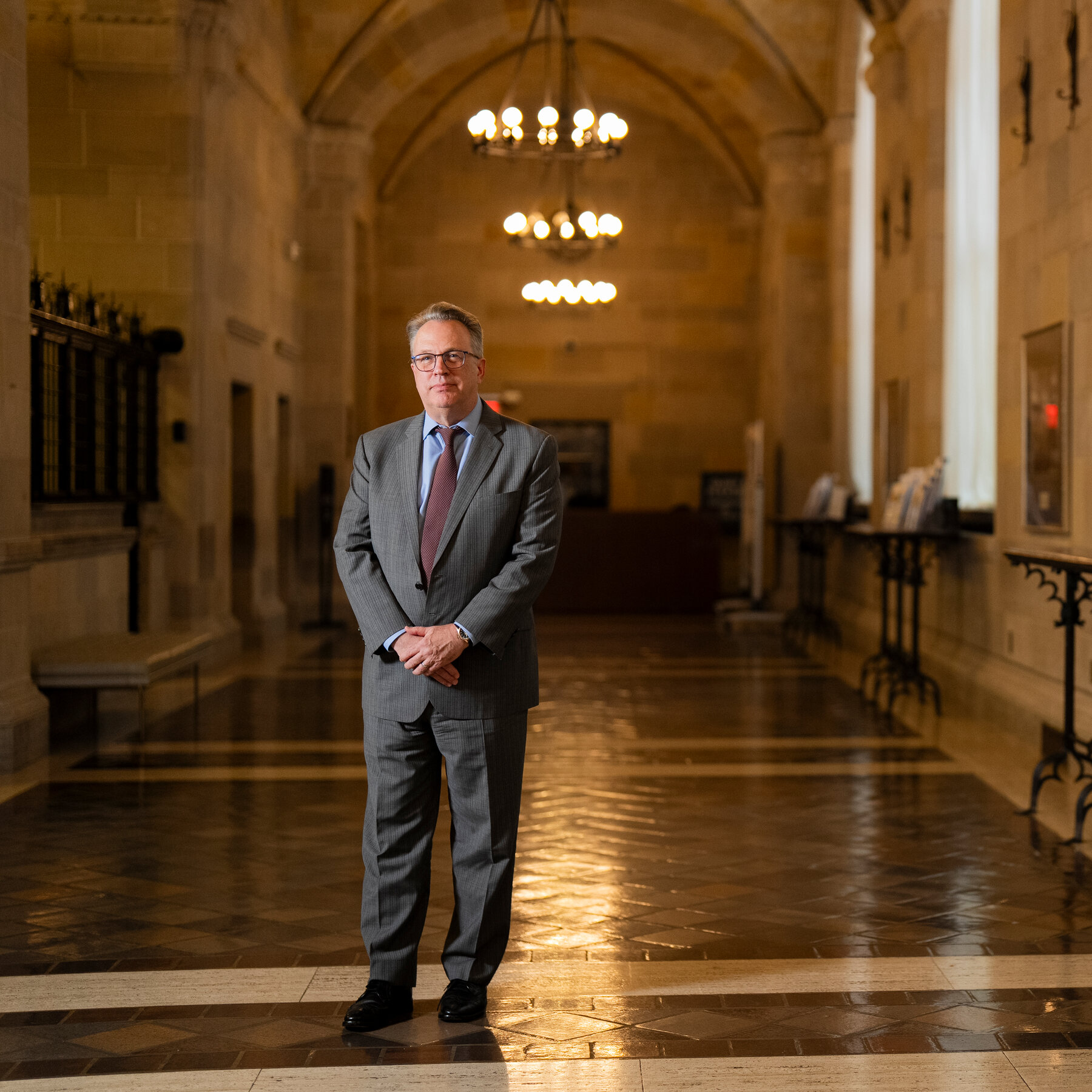 Top Fed Official Conveys Little Urgency for Immediate Rate Cuts