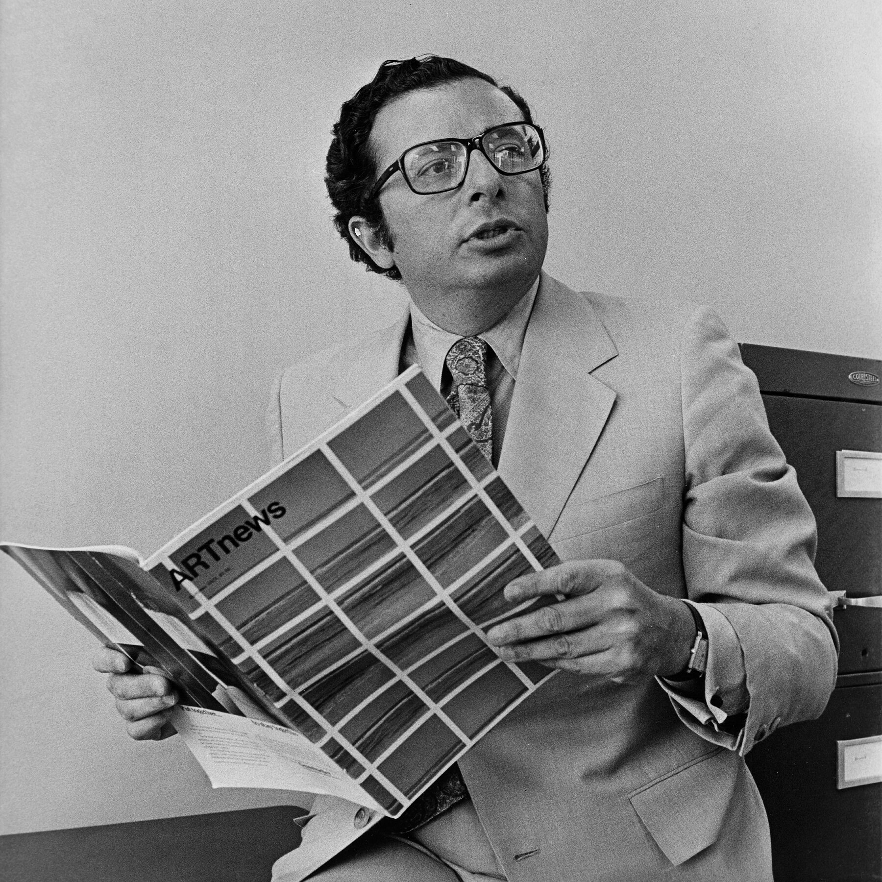 Milton Esterow, Who Reported on Art Stolen in World War II, Dies at 97