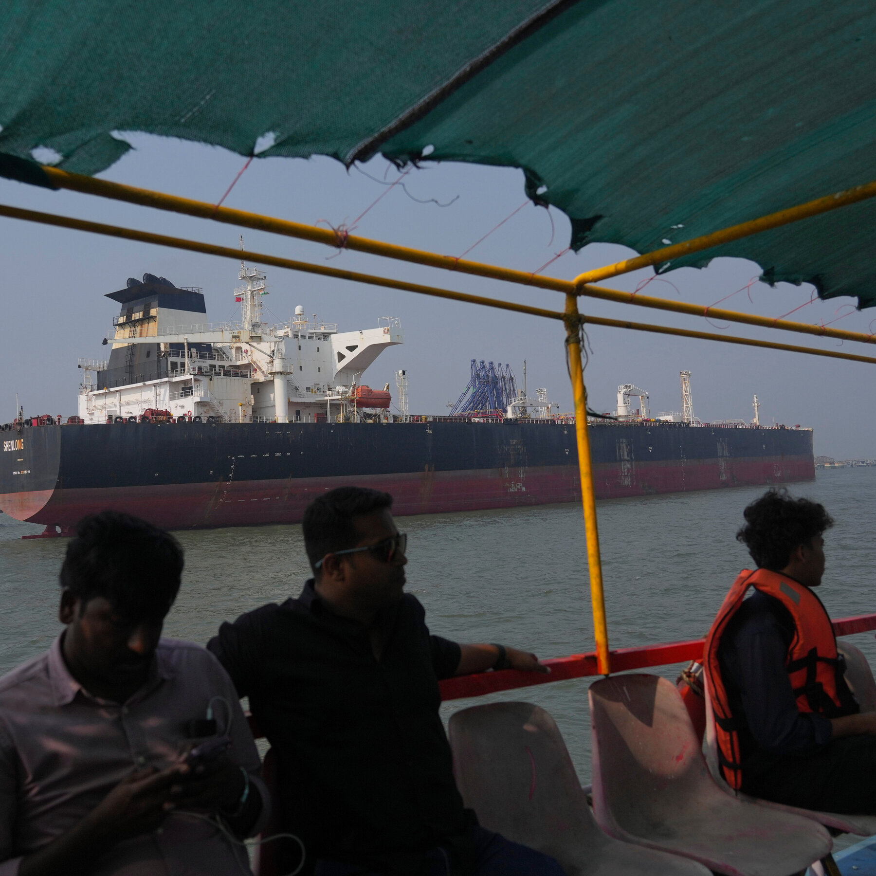 Iran’s New Leader Vows to Keep a Crucial Oil Gateway Blocked