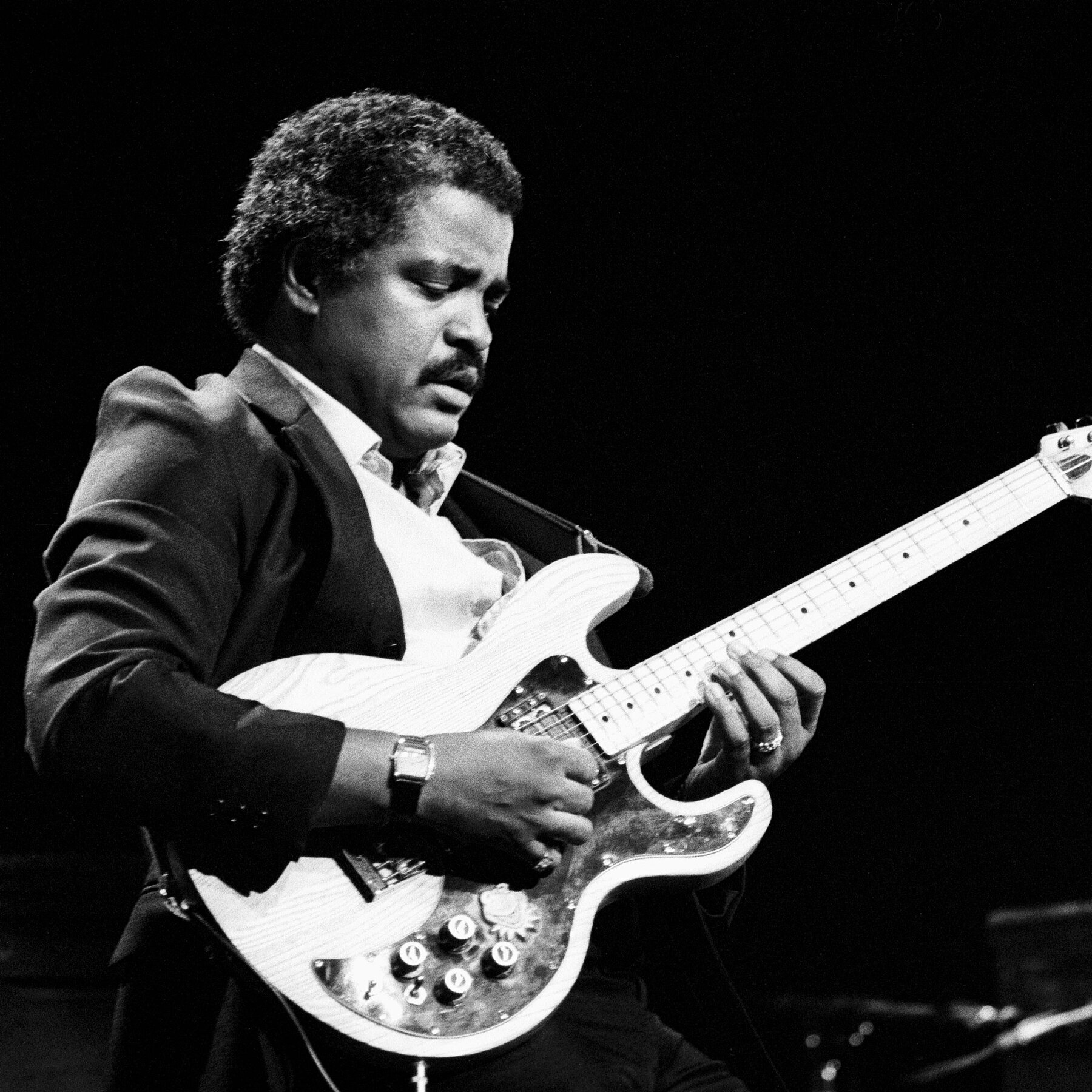 Phil Upchurch, Jazz Guitarist and Sideman to Stars, Dies at 84