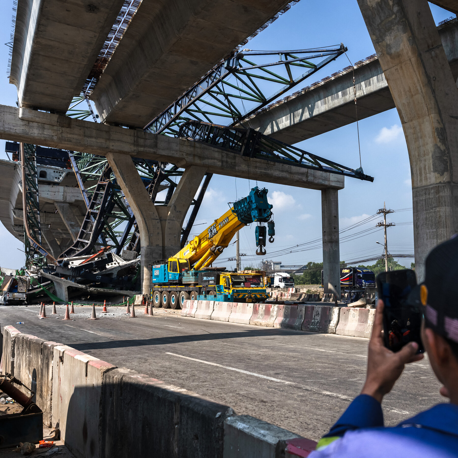 Crane Collapses on Expressway Outside Bangkok, Killing at Least 2