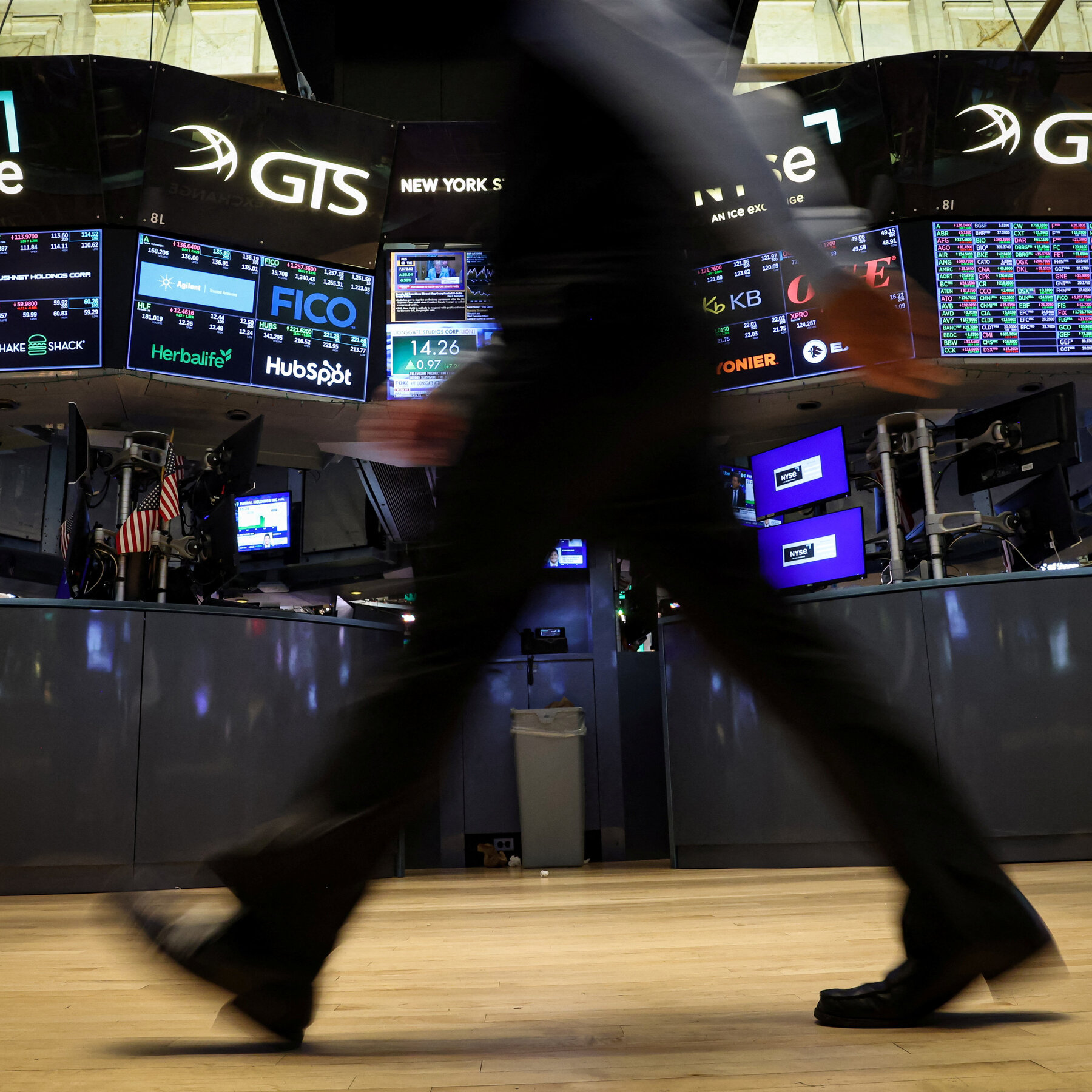 Stocks Sink on Anxiety About Tech and A.I. Spending