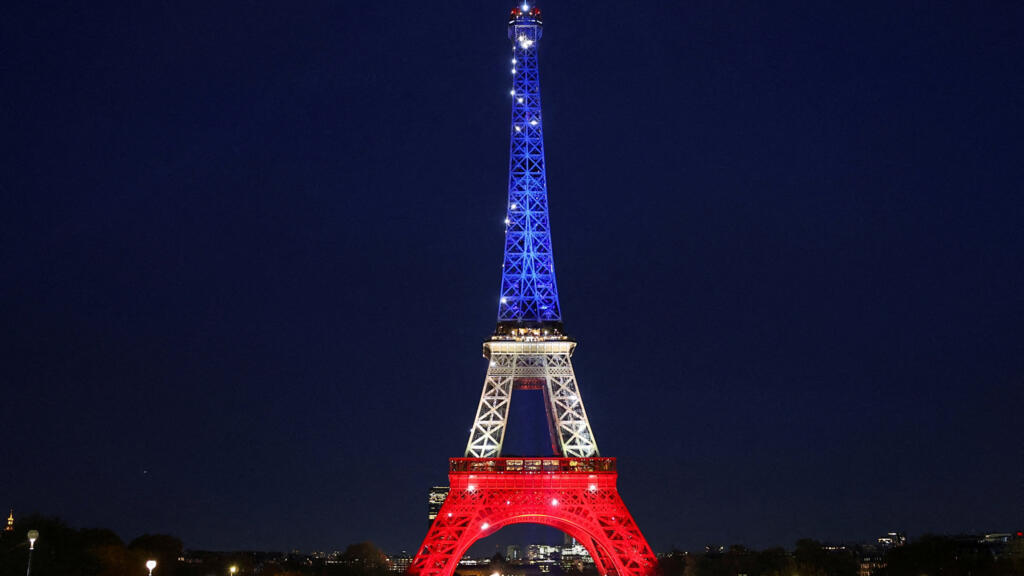 The week in pictures: Paris remembers Nov 13 attacks, US shutdown ends and the northern lights