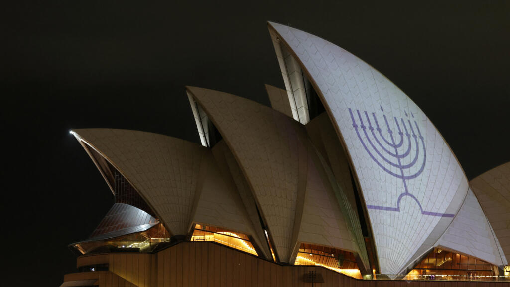 Australians pay tribute to victims of antisemitic terror attack in Bondi Beach