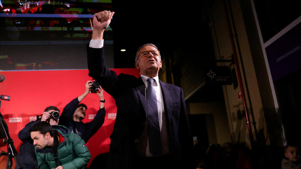 Centre-left candidate António José Seguro leads far-right rival in Portugal presidential race
