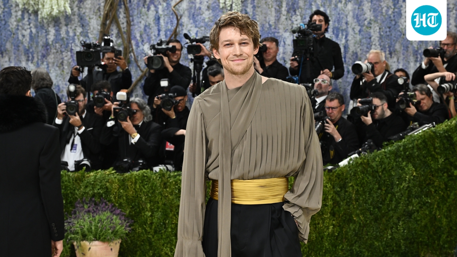 Joe Alwyn and Sarah Pidgeon share steamy kiss as ex Taylor Swift ties knot with Travis Kelce