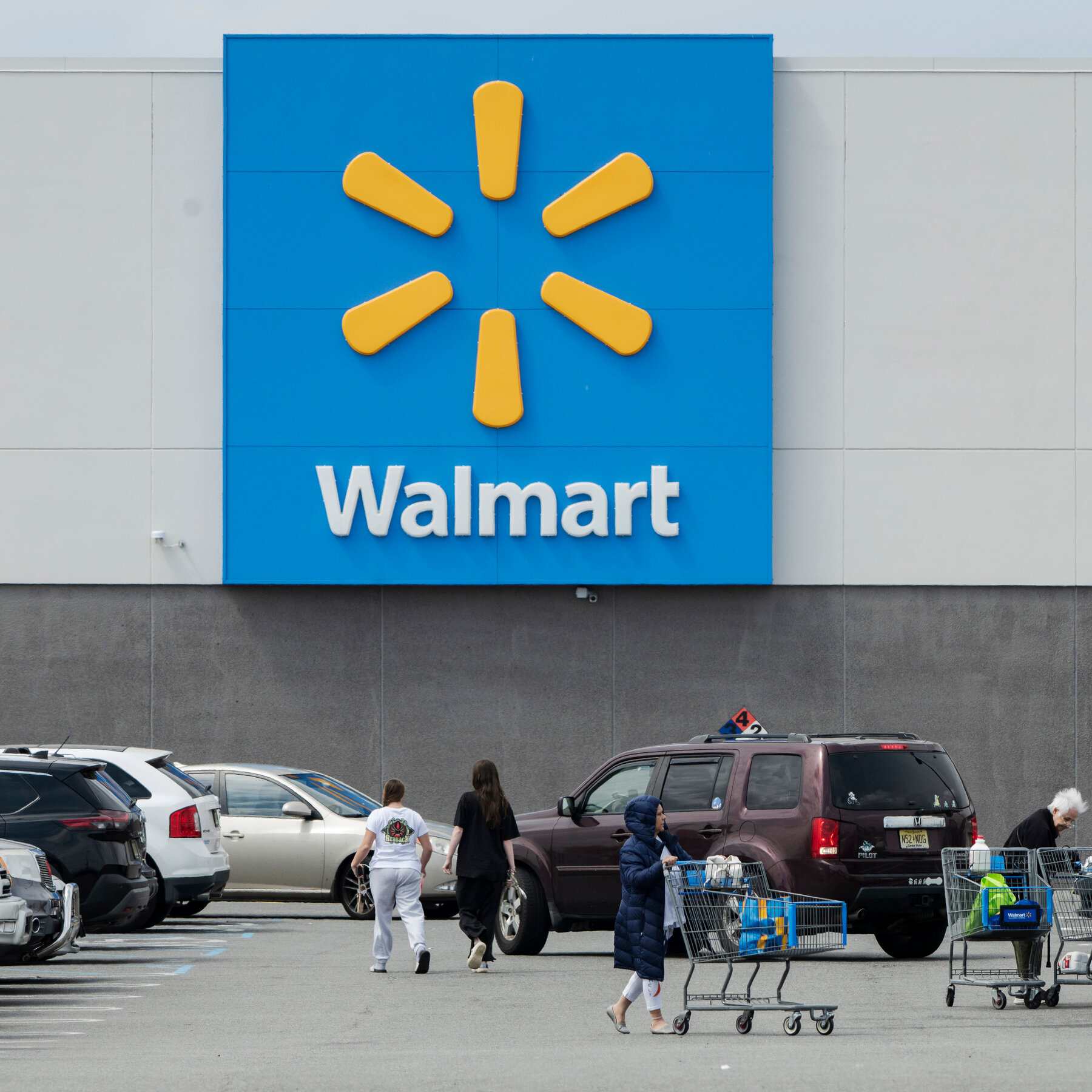 Retailers Say Squeezed Shoppers Are Focused on Deals