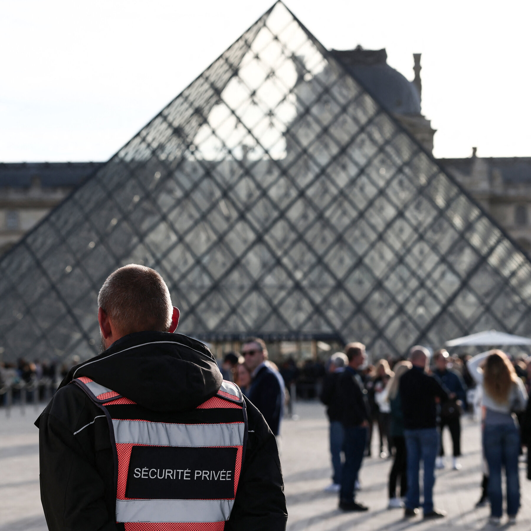 For Robbers Like the Louvre Thieves, Bright Vests Actually Help Them Hide