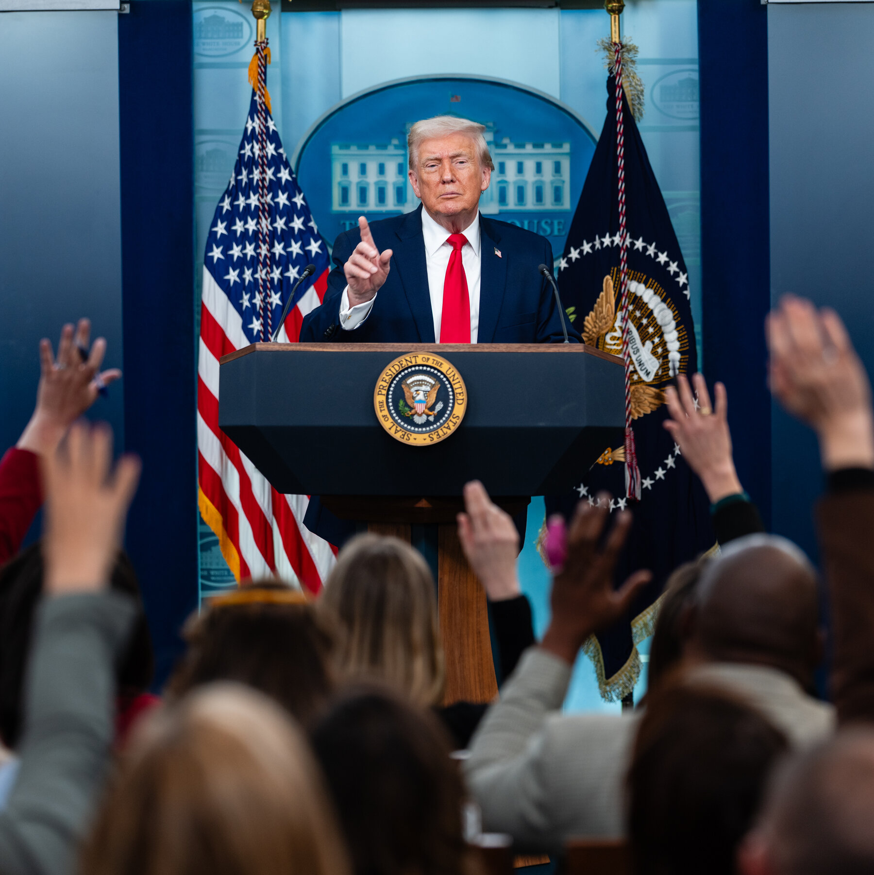 New Poll Shows Trump’s Support Slipping, and Clintons Face Contempt Vote in Epstein Inquiry