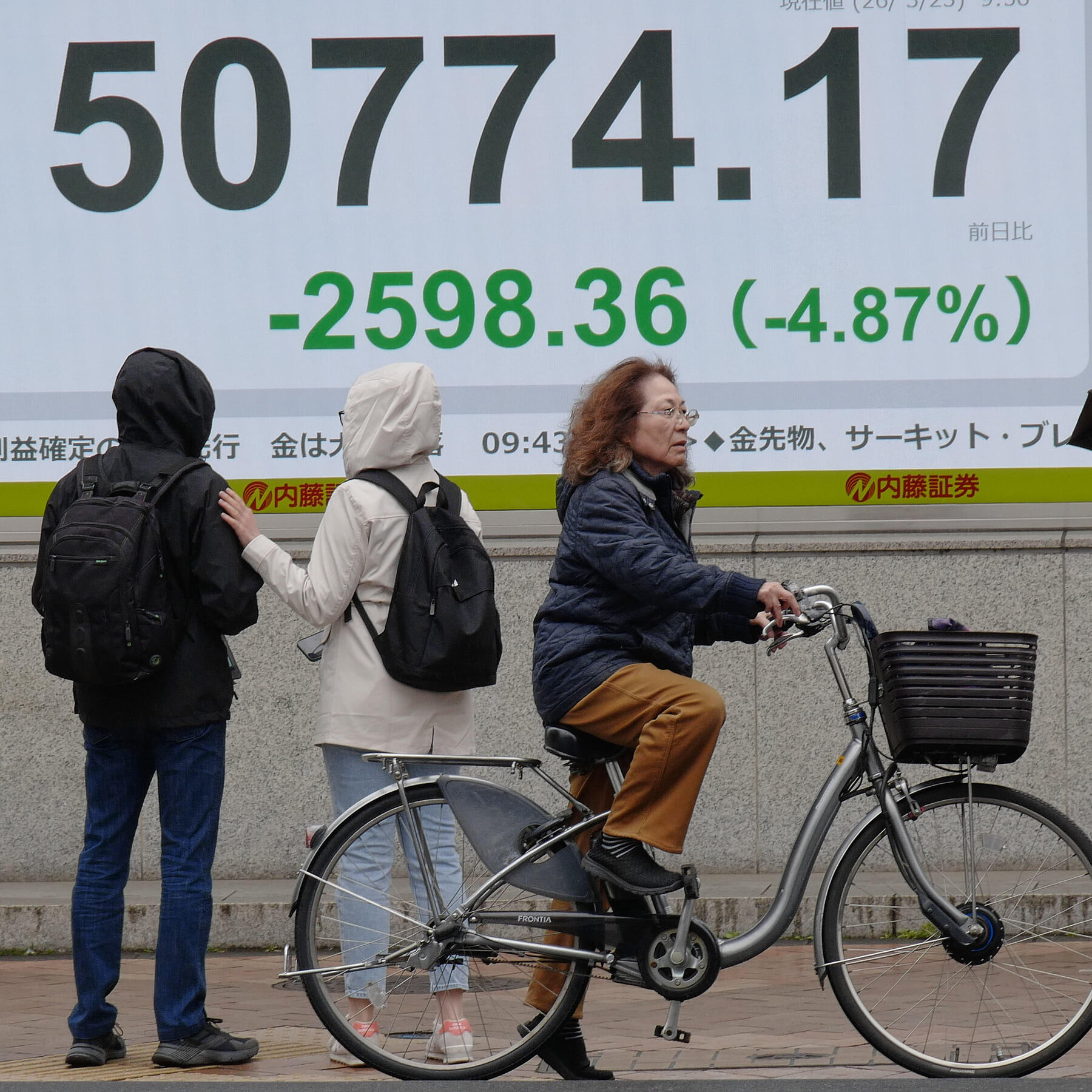 Oil Prices Tumble and Stocks Rise