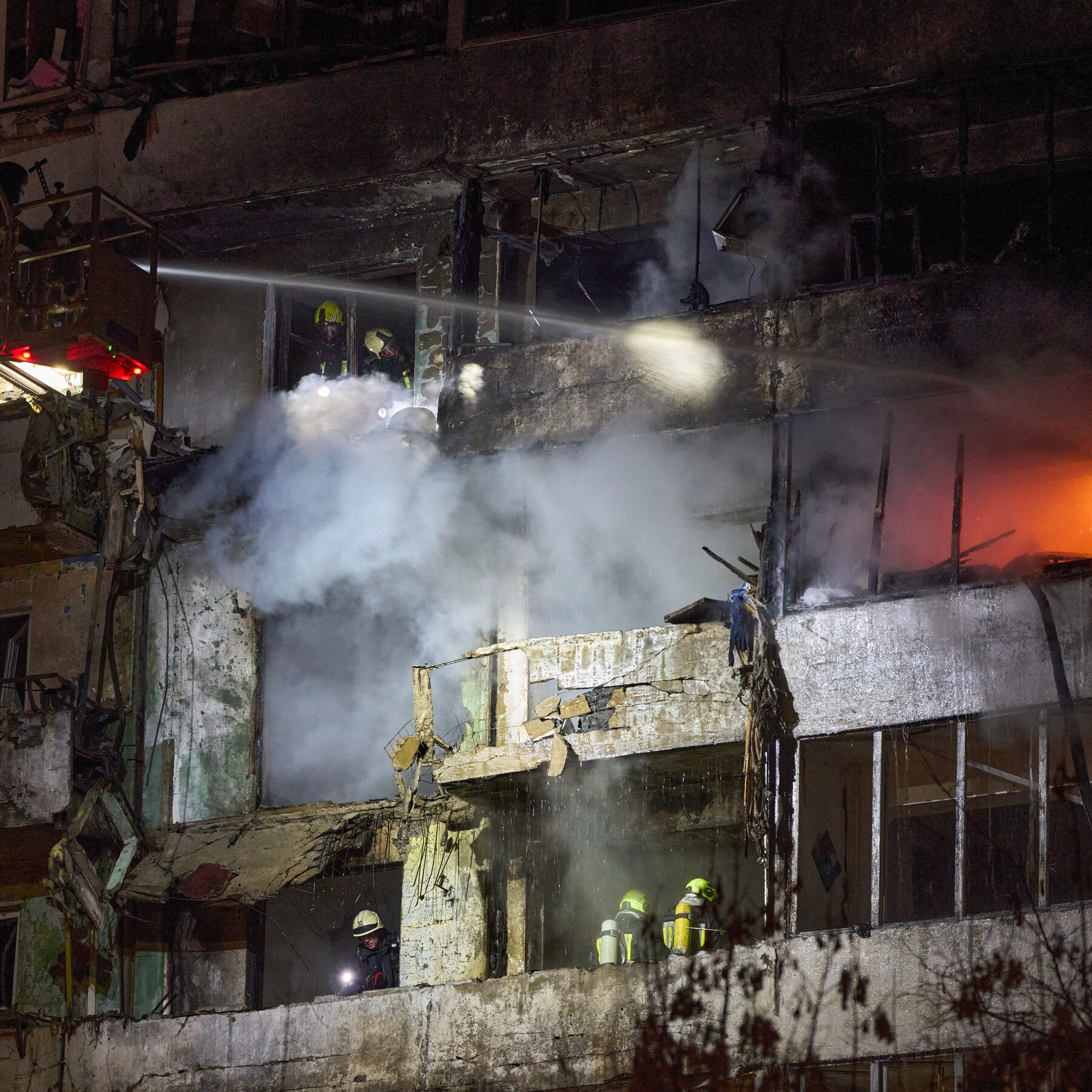 Russia Strikes Ukraine and Signals Resistance to Amended Peace Plan