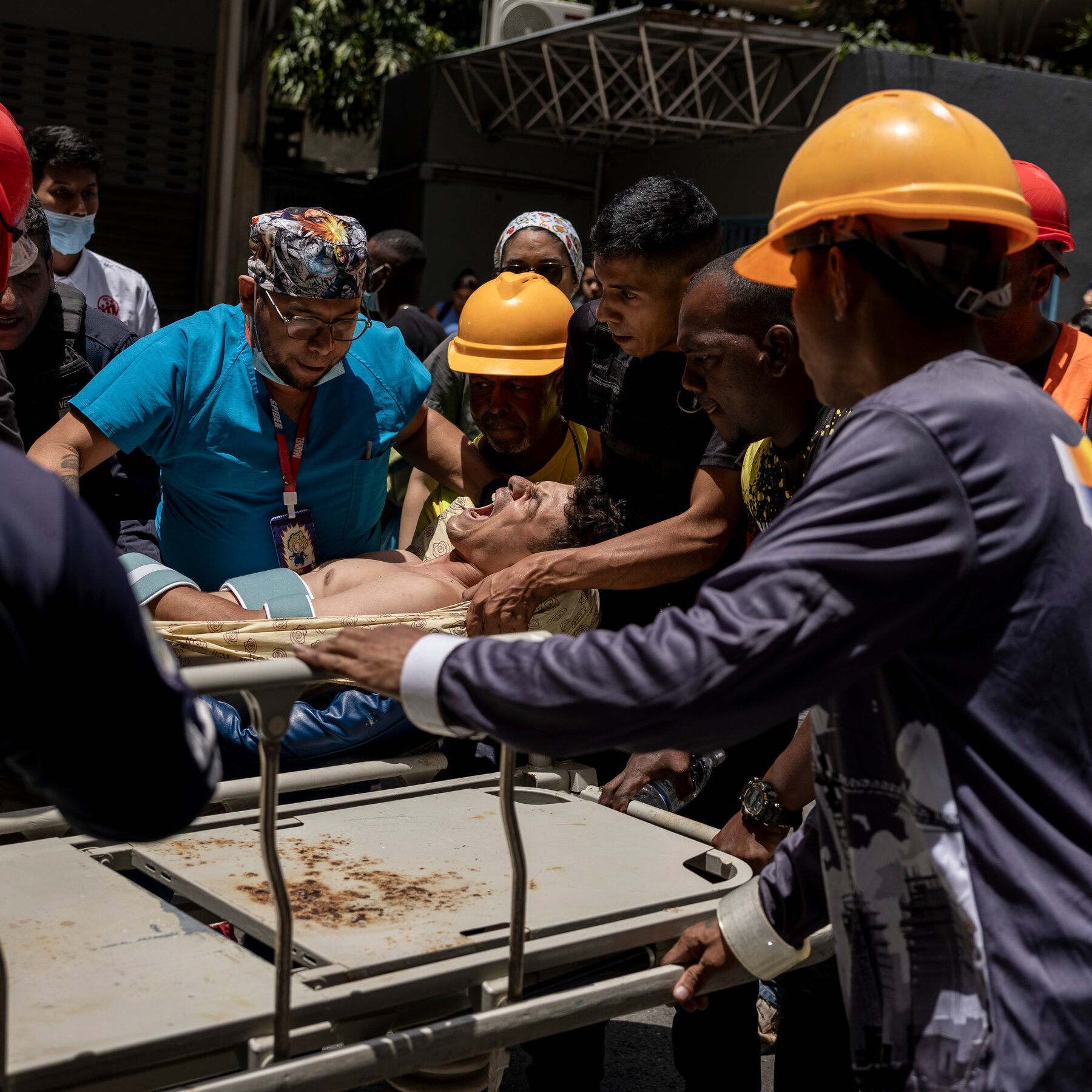 In Venezuela’s Rubble, Listening for Whispers And Longing for Help