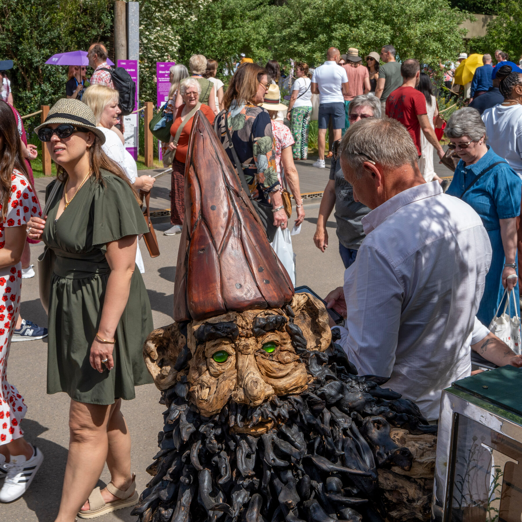 At Chelsea Flower Show, a Gnome Controversy and Some ‘Good British Madness’