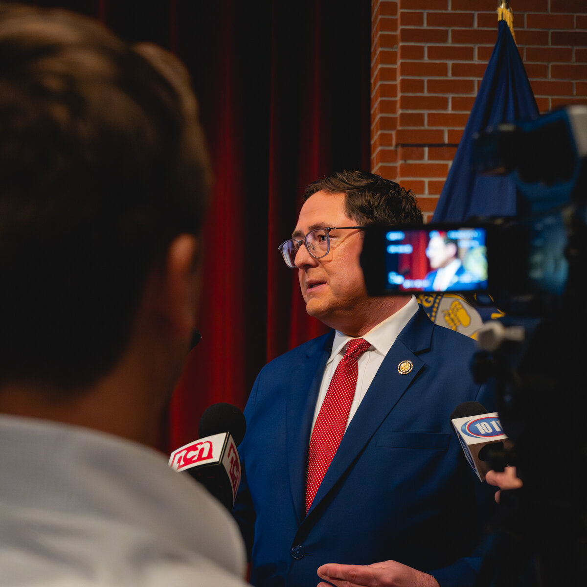Meeting Voters, a Republican Tries to Outrun His Party’s Woes