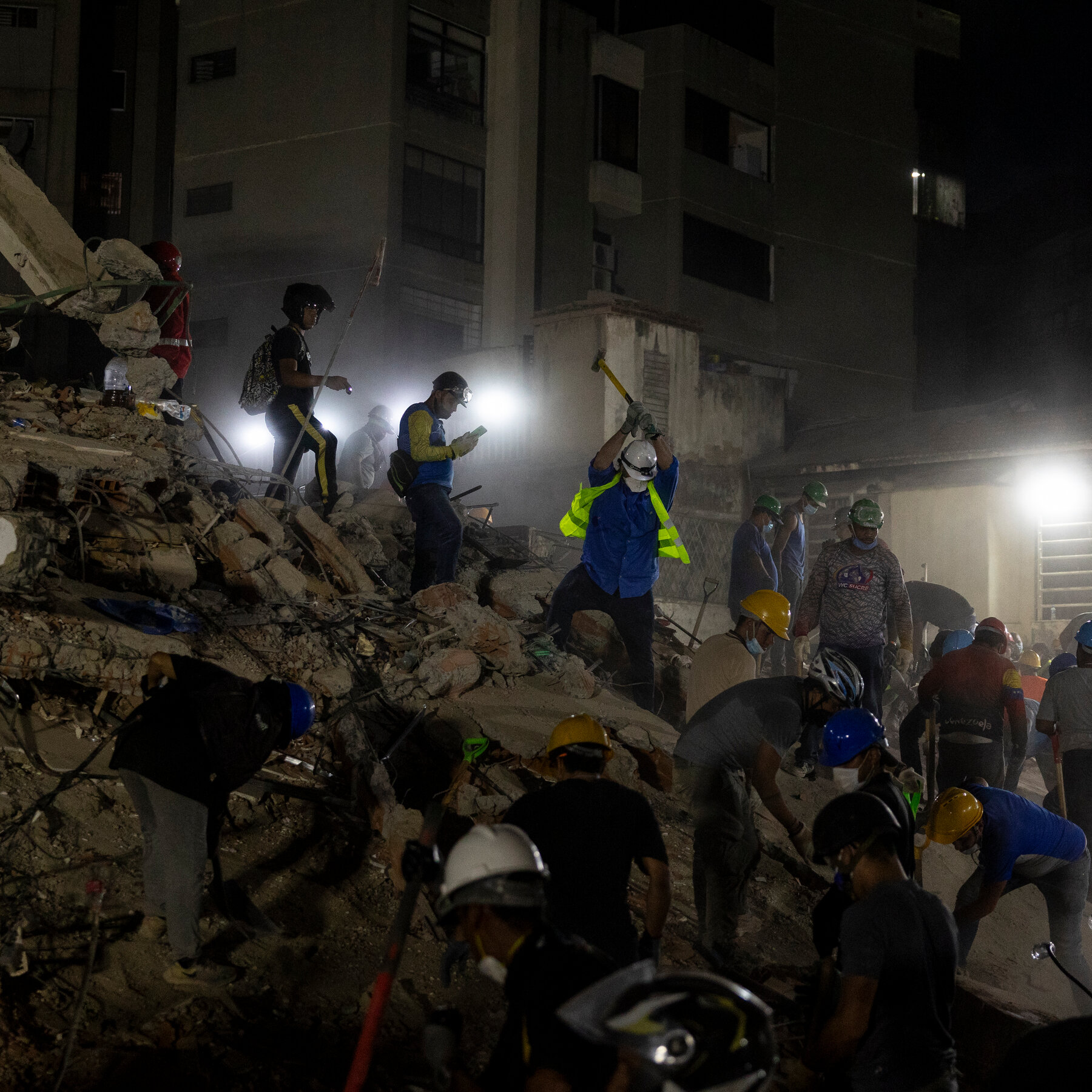 In Venezuela, a Community Comes Together to Search for Earthquake Survivors