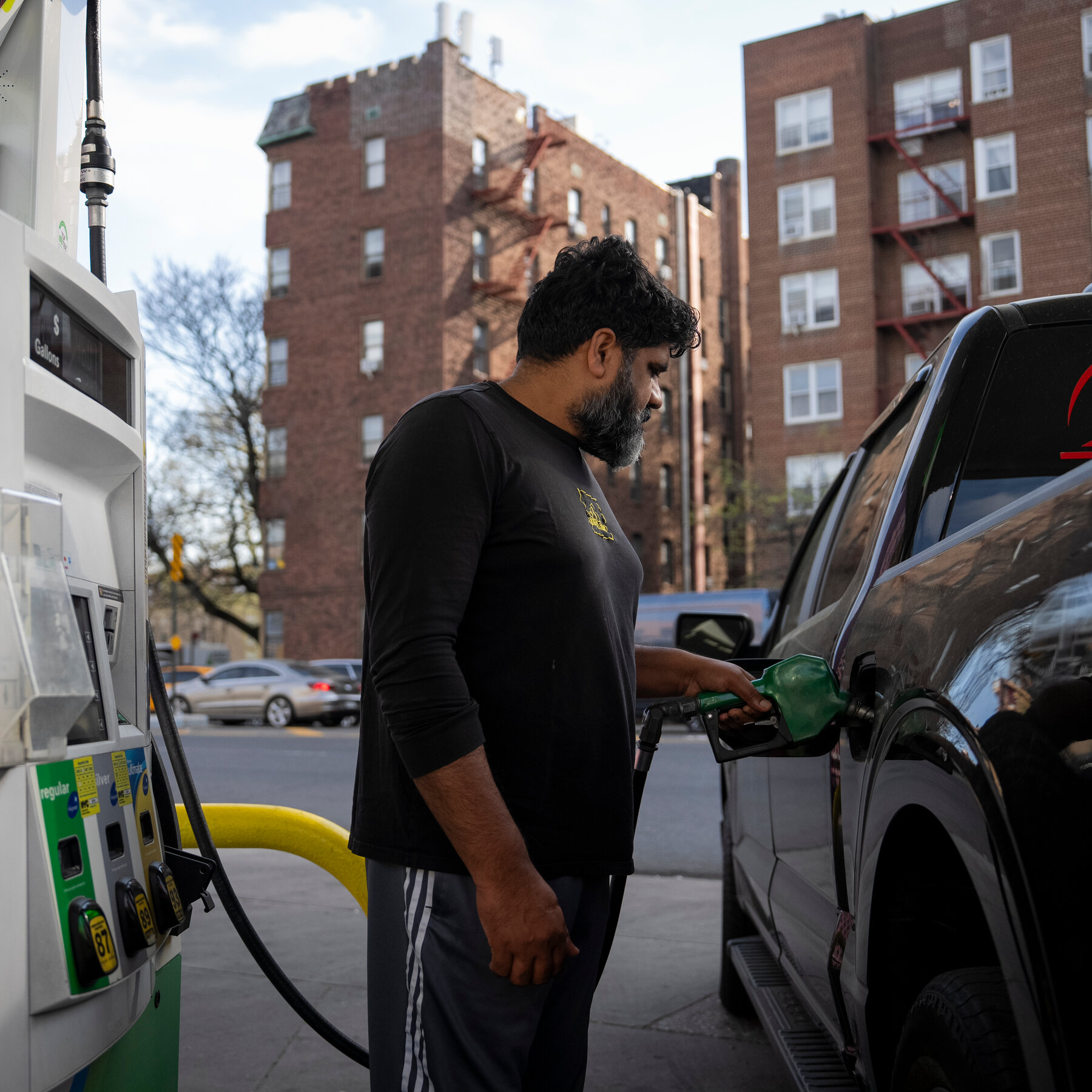 U.S. Gas Prices Climb Further as Effects of Iran War Reverberate