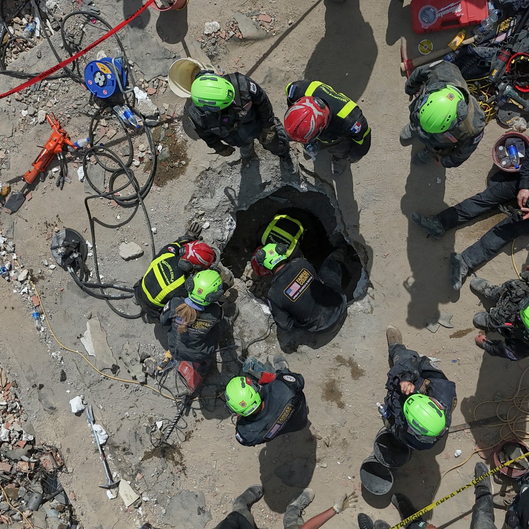 After a Tap Heard in Rubble, U.S. Rescue Teams Begin a Grueling Marathon