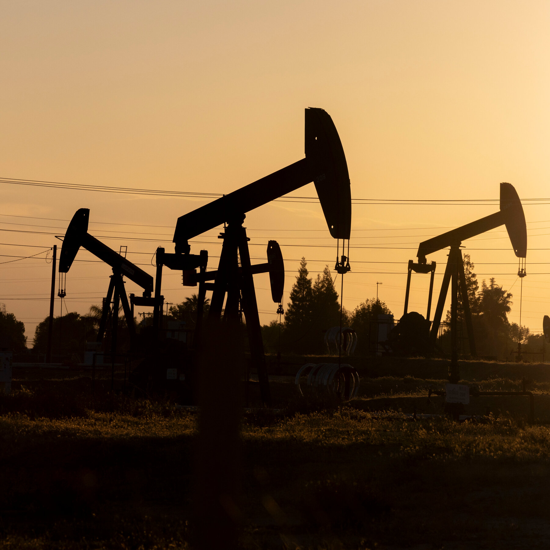 Low Prices Aren’t Stopping Exxon and Chevron From Pumping More Oil