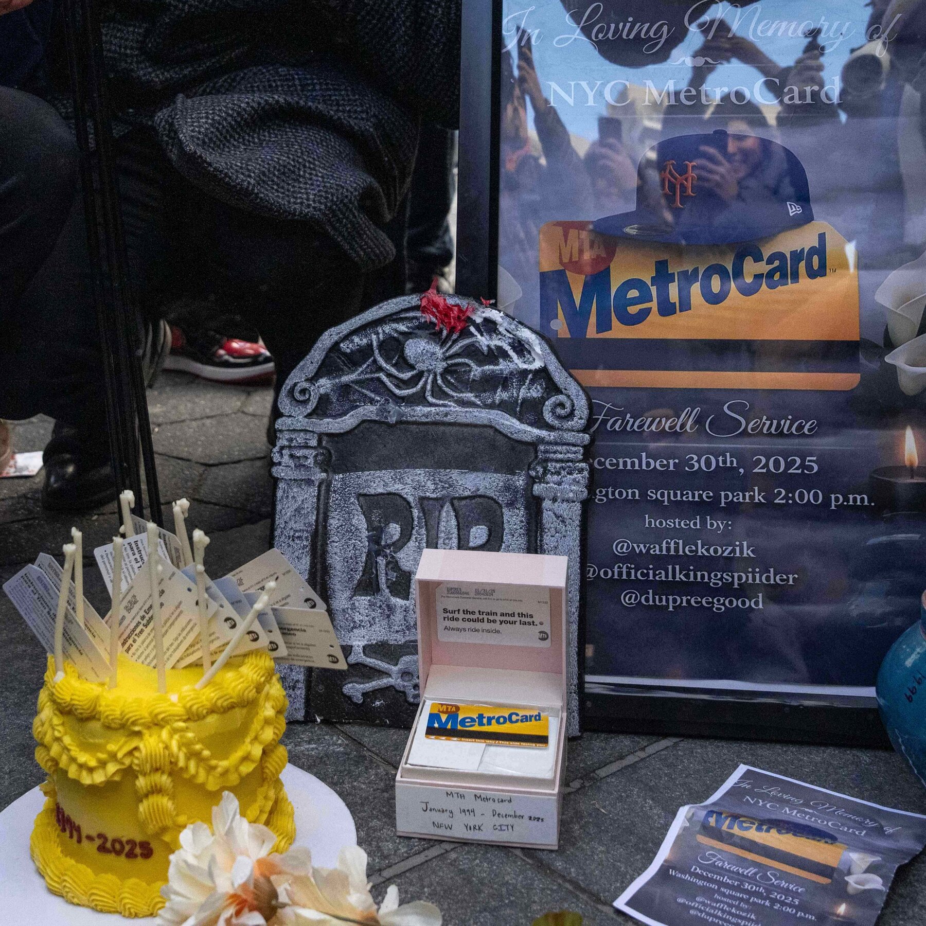 ‘Swipe, Swipe’: New Yorkers Give the MetroCard a Public Funeral