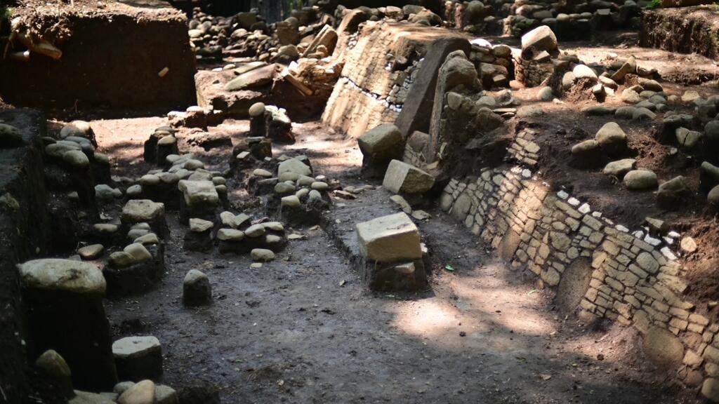 Mexican archaeologists unearth ancient ruins with unique Mayan features