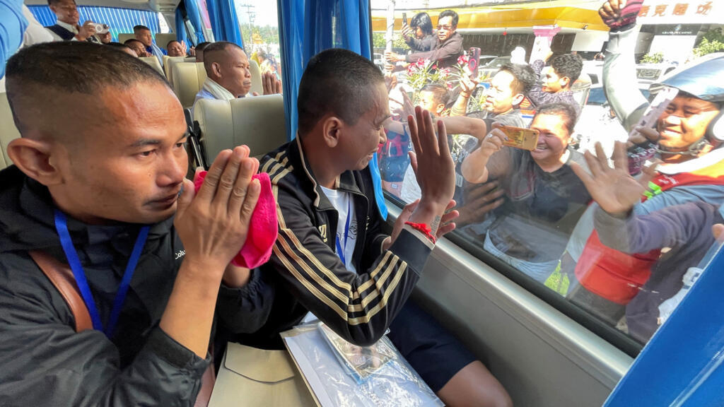 Thailand releases 18 Cambodian soldiers held prisoner since July border clashes