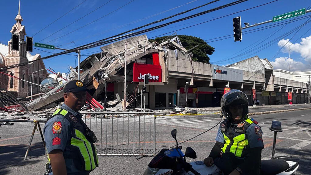 Major quake off Philippines kills at least four, triggers tsunami warnings