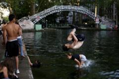 Parisians cool off in canal amid 'red alert' heatwave