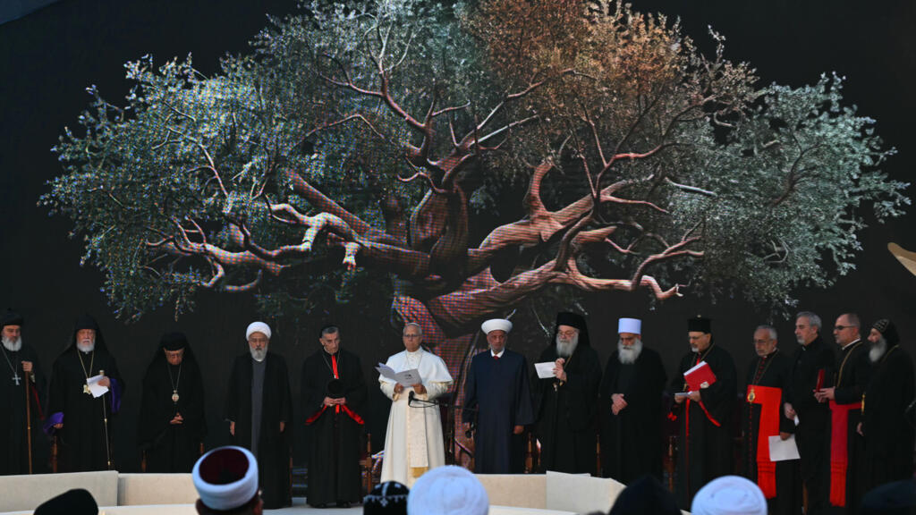Pope urges unity at gathering of Muslim and Christian leaders in Beirut