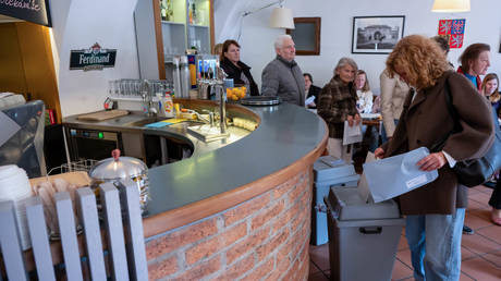 Right-wing Czech politician takes lead in parliamentary election