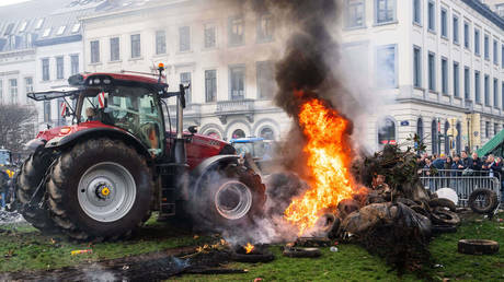 Farmers clash with police in Brussels (VIDEOS)