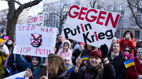Who are the deluded ‘experts’ trying to send Germans to war with Russia?