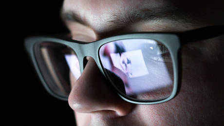 China expands obscene content ban to include messaging apps