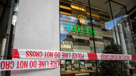 Machete-wielding gang raids Rolex store in London (VIDEO)