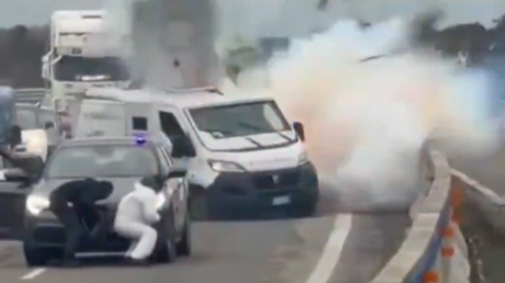 Armed robbers blow up van in motorway heist (VIDEO)