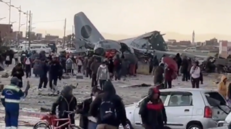 Military cargo plane loaded with cash crashes on highway (VIDEOS)