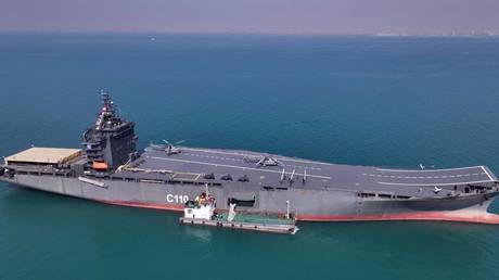 US strikes Iranian drone-carrying warship (VIDEO)